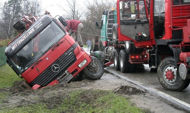 We wtorek około godziny 8,30 w Rudniku nad Sanem, kierowca ciężarowego mercedesa obawiając, że nie zdąży zahamować przed skręcającym osobowym samochodem, zjechał do rowu. Na szczęście nikomu nic się nie stało.