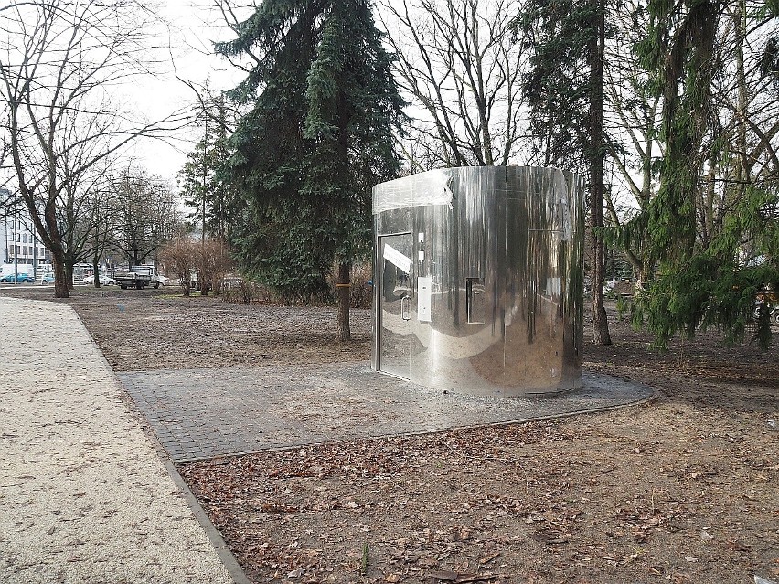 Kosmiczna toaleta stanęła w parku Staromiejskim w Łodzi. Po zakończeniu remontu w parku działać będą aż trzy takie toalety