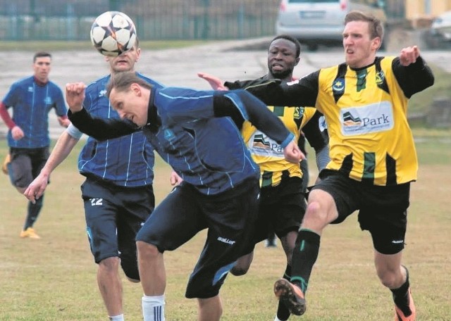 Dominik Bednarczyk od tego sezonu ponownie gra w Staszowie, jest ostoją defensywy czwartoligowej drużyny Olimpia Pogoń. 