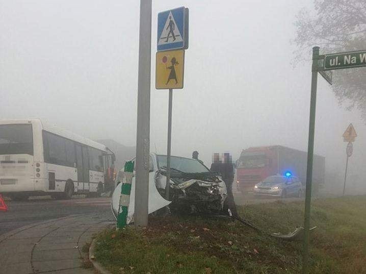 Zderzenie autobusu z osobówką w Bielanach pod Kętami. Wszystko przez mgłę?