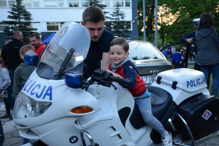 W kolejce do pałacu i... komendy policji. Po raz 15 w sobotę w Łodzi odbyła się Noc Muzeów.Odwiedzano nie tylko muzea - 4 tys. osób. 