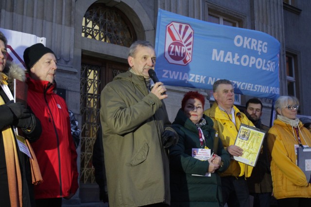 W manifestacji przed Śląskim Urzędem Wojewódzkim wzięły udział setki osób z całego regionu. Na pikiecie pojawił się Sławomir Broniarz, szef Związku Nauczycielstwa Polskiego.
