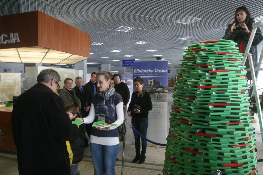 Rozbieranie choinki z książek w Bibliotece Śląskiej [WIDEO + ZDJĘCIA]