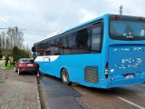 Zderzenie autobusu z toyotą w Rzeczenicy w powiecie człuchowskim. Policjanci z Człuchowa wyjaśniają przyczyny wypadku