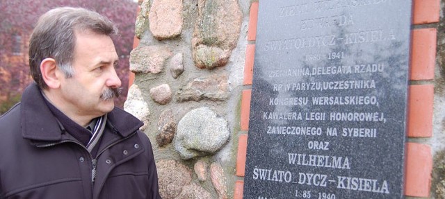 W roku 2006 na szczecineckiej Kalwarii przy kościele św. Rozalii potomkowie Edwarda Kisiela ufundowali tablicę poświęconą pamięci zasłużonych dla Polski braci Kisielów. Pan Władysław przy tablicy. 