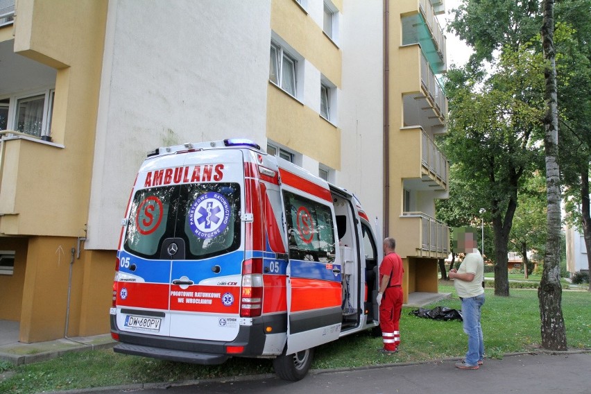 Wrocław: Tragedia przy ul. Mielczarskiego. Nie żyje kobieta, która wypadła z okna