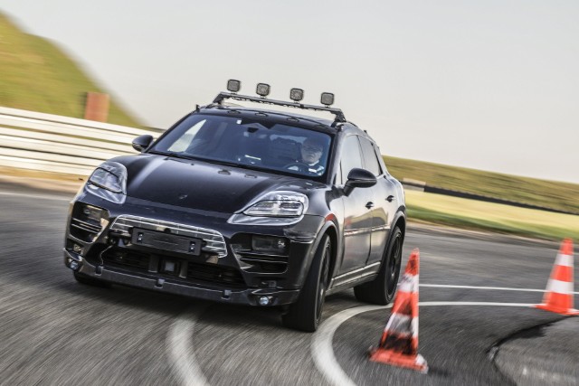 Całkowicie elektryczne Porsche Macan gotowe do drogi: po wstępnych testach na terenie centrum rozwoju w Weissach starannie zakamuflowane prototypy kolejnej generacji kompaktowego SUV-a po raz pierwszy wyruszają poza bazę PorscheFot. Porsche
