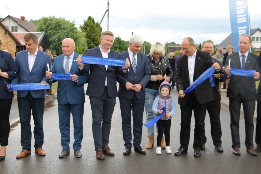 Z udziałem mieszkańców i zaproszonych gości uroczyście...