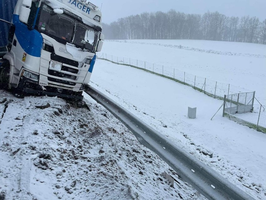 Wypadek dwóch ciężarówek na trasie S6 pod Luzinem