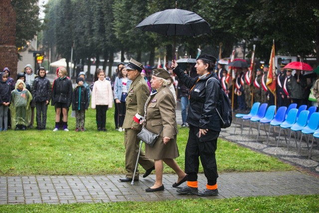 W piątek Słupsku odbyły się uroczystości związane z 80. rocznicą powstania Polskiego Państwa Podziemnego i Szarych Szeregów. W ramach tej uroczystości odbyła się msza święta w intencji ojczyzny w kościele Mariackim i celebra przy pomniku Polskiego Państwa Podziemnego.