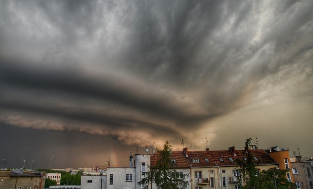 IMGW prognozuje huraganowe porywy wiatru. Mogą one wynosić nawet 100 km/h, szczególnie jeśli burze utworzą strukturę liniową z frontem szkwałowym - ostrzega instytut.