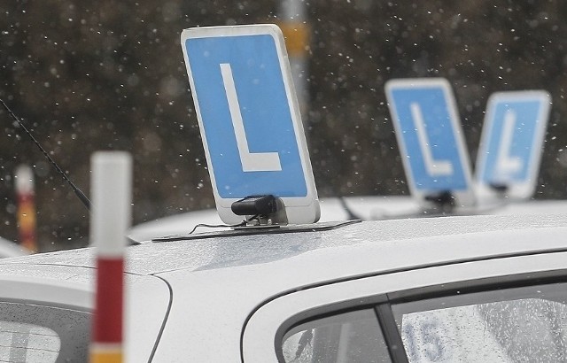 W radomskim Wojewódzkim Ośrodku Ruchu Drogowego odbywają się egzaminy praktyczne i teoretyczne także na prawo jazdy kategorii B. Dziś prezentujemy wyniki zdawalności kandydatów na kierowców z poszczególnych szkół nauki jazdy w pierwszym kwartale tego roku według zestawienia z ośrodka. W rankingu o kolejności decyduje zdawalność części praktycznej egzaminu na prawo jazdy. Ale podajemy też zdawalność części teoretycznej. Prezentujemy szkoły w kolejności od najniższej do najwyższej zdawalności. Zobacz zdjęcia na kolejnych slajdach. Używaj gestów lub strzałek.