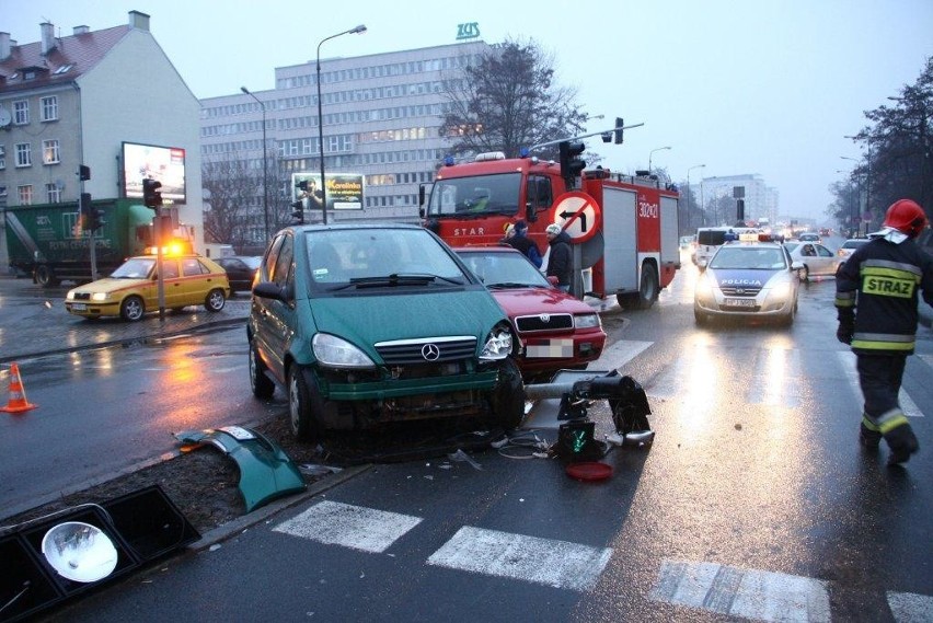 Mercedes ściął sygnalizator