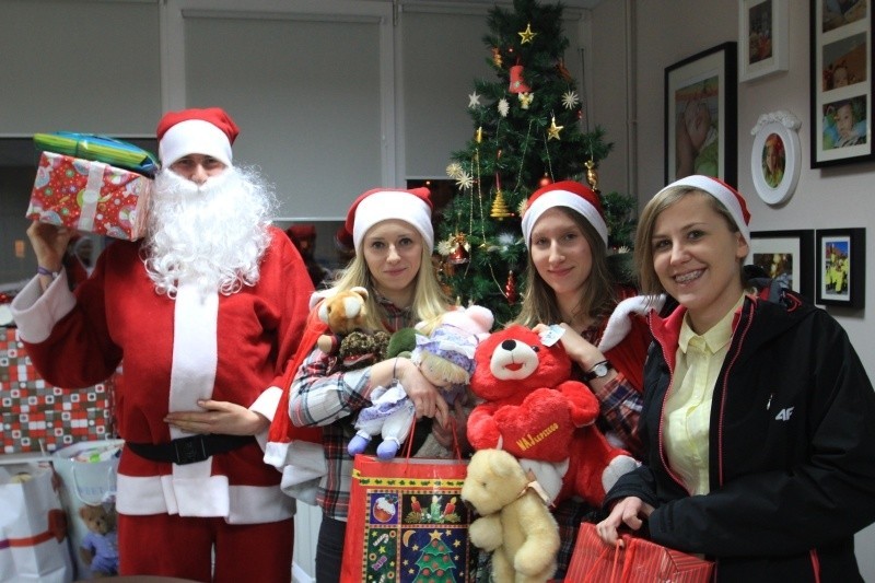 Mikołaje - wolontariusze wożą prezenty do podopiecznych hospicjum dla dzieci (zdjęcia)