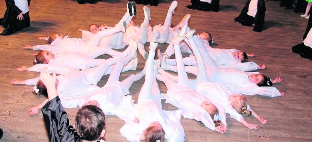 Tak tańczą tylko Parkowe Skrzaty! Efektowne popisy przedszkolaków stanowiły atrakcję imprezy w Kazimierskim Ośrodku Kultury.