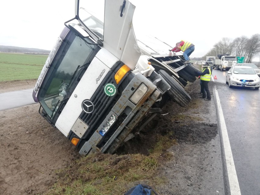 W piątkowy poranek na drogach w regionie panują trudne...