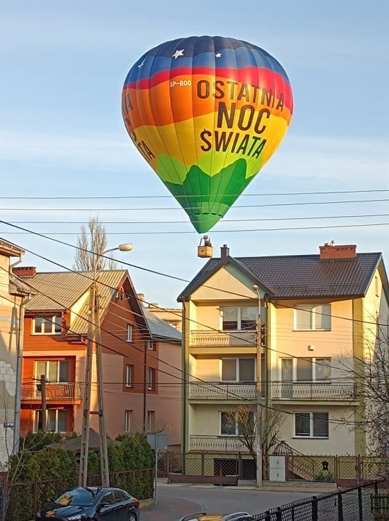 Balon nad Ostrołęką. Kolorowy balon latał nad miastem 2.03.2022 Zdjęcia czytelników