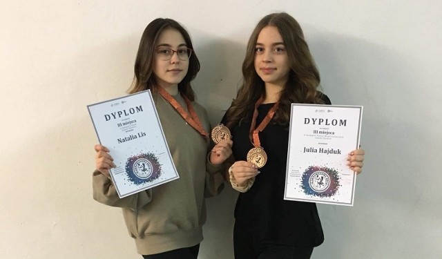 Natalia Lis i Julia Hajduk z Młodzieżowej Orkiestry Dętej Miasta Zwolenia zdobyły medale podczas konkursu "Karnawałowe Solo".