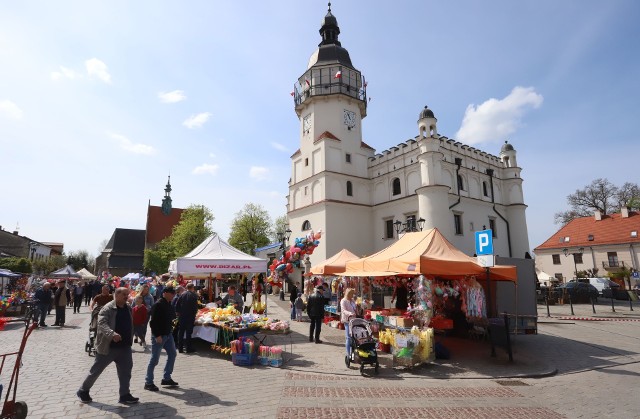 Tłum ludzi odwiedził we wtorek, 2 maja Rynek Wielki w Szydłowcu.