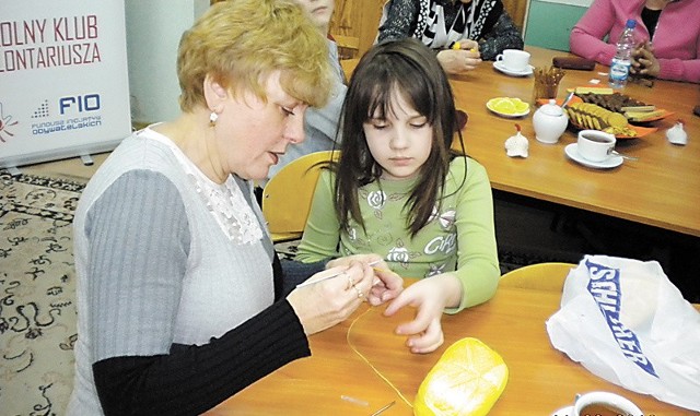 Spotkania uczniów z darłowskimi seniorami są okazją do rozmowy i nauki robótek ręcznych.  