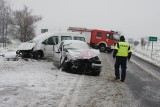 Atak zimy w Podlaskiem 2018. Śnieg zasypał drogi i chodniki. Są pierwsze wypadki i kolizje [ZDJĘCIA]