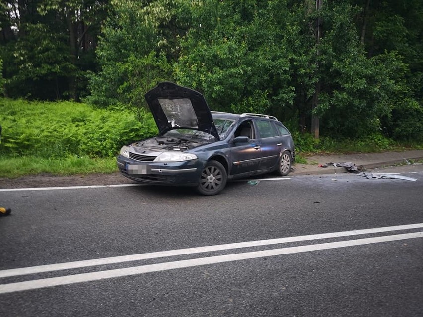 Wypadek w Niesułowicach, trzy osoby zostały ranne. Droga zablokowana [ZDJĘCIA]