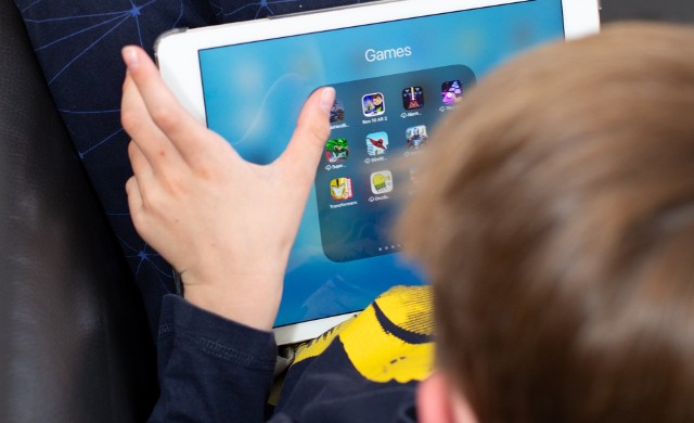 Gry na komputery oraz urządzenia mobilne mogą wspomóc rozwój dziecka, dlatego też powstaje coraz to więcej ciekawych tytułów gier edukacyjnych dla dzieci. Poznaj najlepsze tytuły.