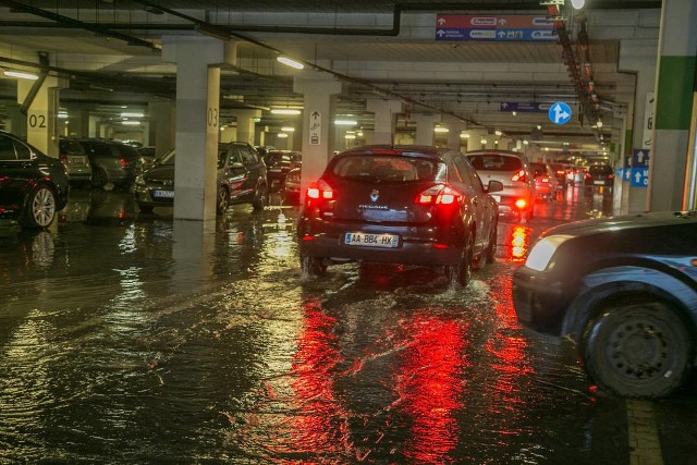 Tak po ulewie wyglądał parking pod galerią handlową Bonarka