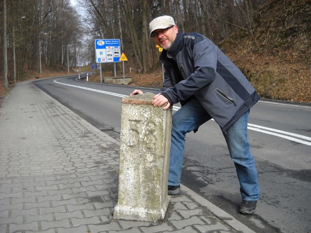 Dr Paweł Szymkowicz przy granicznym słupku w Głuchołazach. W rejonie tej miejscowości Czesi mają nam zwrócić kilkanaście hektarów.