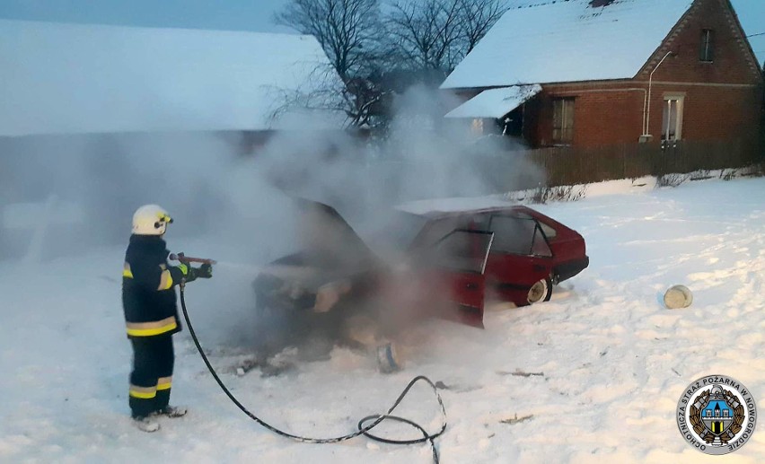 Na miejsce udali się strażacy z OSP Nowogród. Pożar pojazdu...