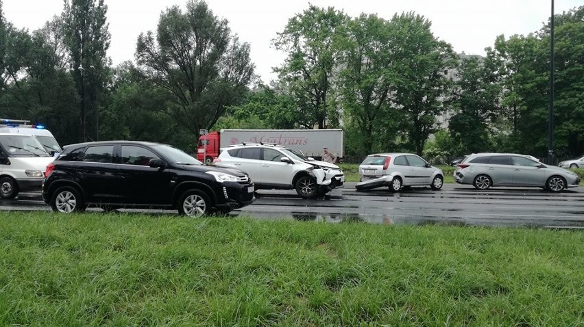 Na al. Solidarności zderzyły się cztery samochody. Są utrudnienia