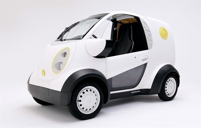 Micro Commuter to pojazd Hondy, którego karoseria oraz elementy wnętrza zostały wydrukowane za pomocą drukarki 3D. Ma 2,5 metra długości, 1,28 m szerokości oraz 1,55 m wysokości.Fot. Honda