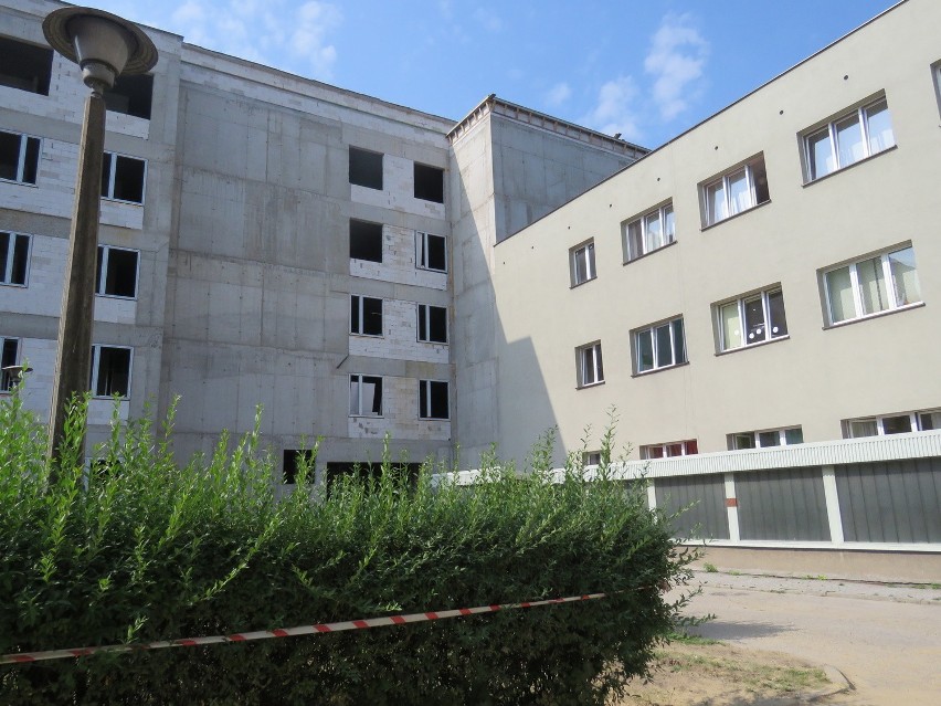 Piekary Śląskie: Montują okna i ocieplają nowy budynek. Szpital miejski zmienia się nie do poznania