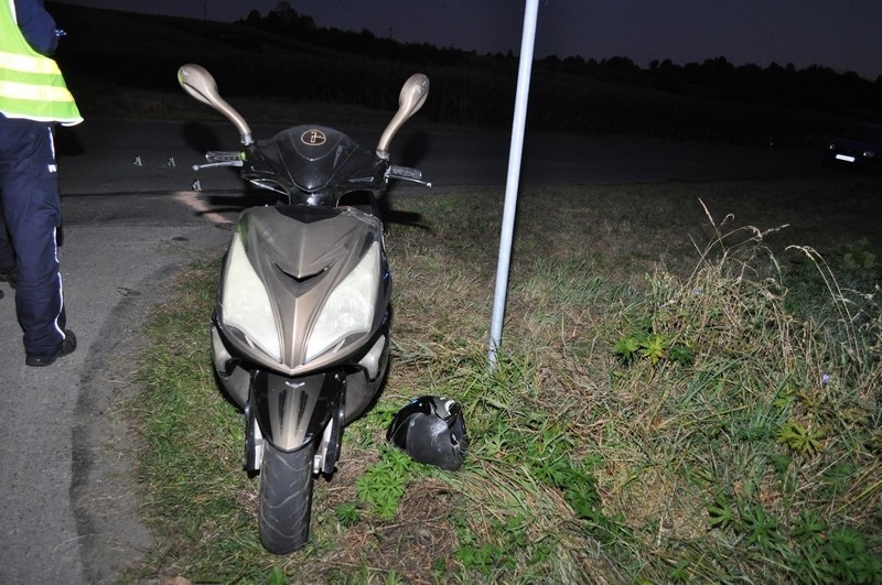 Wypadek w Ladzinie. Motorowerzystka zderzyła się z samochodem osobowym. Doznała poważnych obrażeń