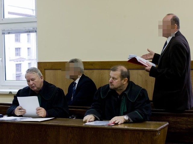 Wczorajsza rozprawa w słupskim sądzie rejonowym zakończyła się zaskoczeniem, szczególnie dla Marka F., komendanta straży gminnej (na zdjęciu stoi).