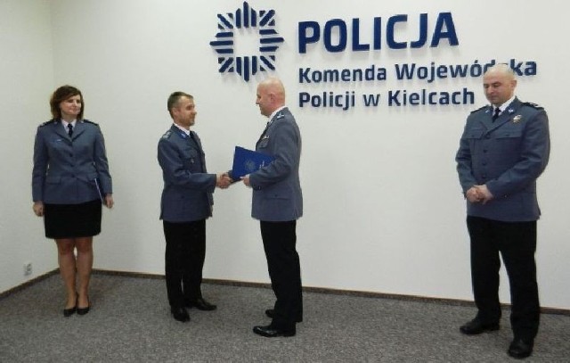 Inspektor Zbigniew Kotarski (z lewej) otrzymuje nominację na zastępcę komendanta świętokrzyskiej policji z rąk szefa świętokrzyskiego garnizonu inspektora Jarosława Szymczyka (z prawej).