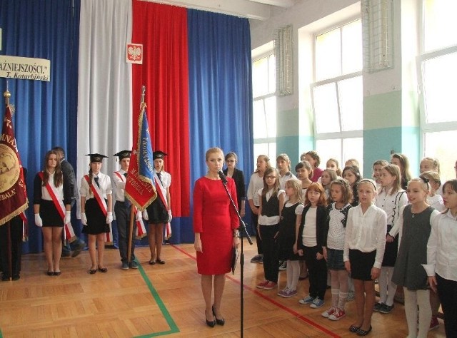 Podczas uroczystości zaprezentował się szkolny chór, który przy akompaniamencie na żywo ładnie zaśpiewał hymn Polski oraz szkoły.