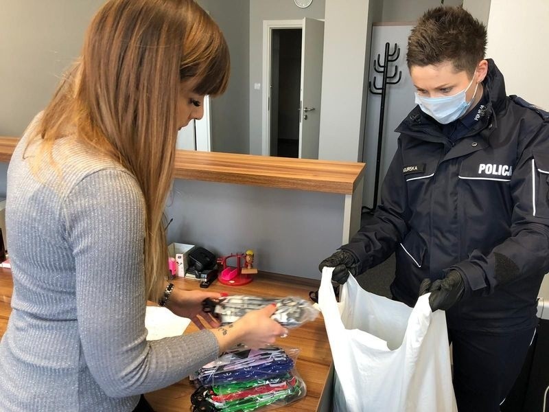 Pomoc dla policjantów - kolejni darczyńcy przekazują sprzęt potrzebny w walce z koronawirusem