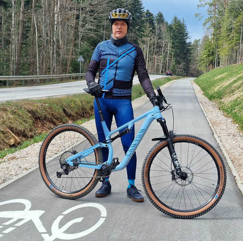 Wojciech Ślefarski w wolnym czasie lubi jeździć na rowerze...