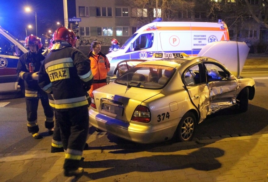 Wrocław: Wypadek z udziałem taksówki. Trzy osoby zostały ranne (ZDJĘCIA)