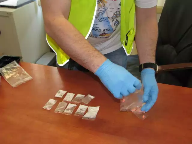 Policjanci zabezpieczyli blisko 30 gramów amfetaminy i 21 tabletek.