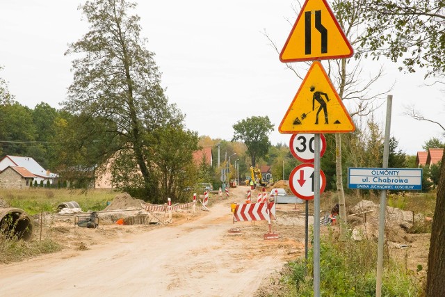 Jezdnia asfaltowa, chodniki po obu stronach. Tak będzie wyglądała droga łącząca Olmonty ze Stanisławowem. Właśnie rozpoczęła się jej modernizacja.