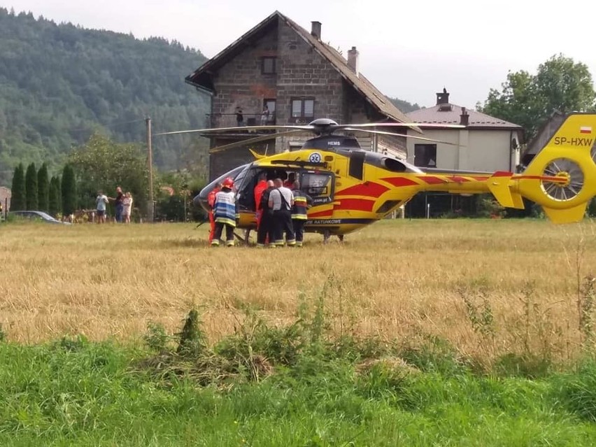 Rzyki koło Wadowic. Wiata garażowa zawaliła się i przygniotła mężczyznę. Pomogli go uratować sąsiedzi