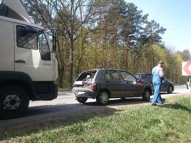 Kolizja w Rozgartach z udziałem ciężarówki i trzech aut osobowych