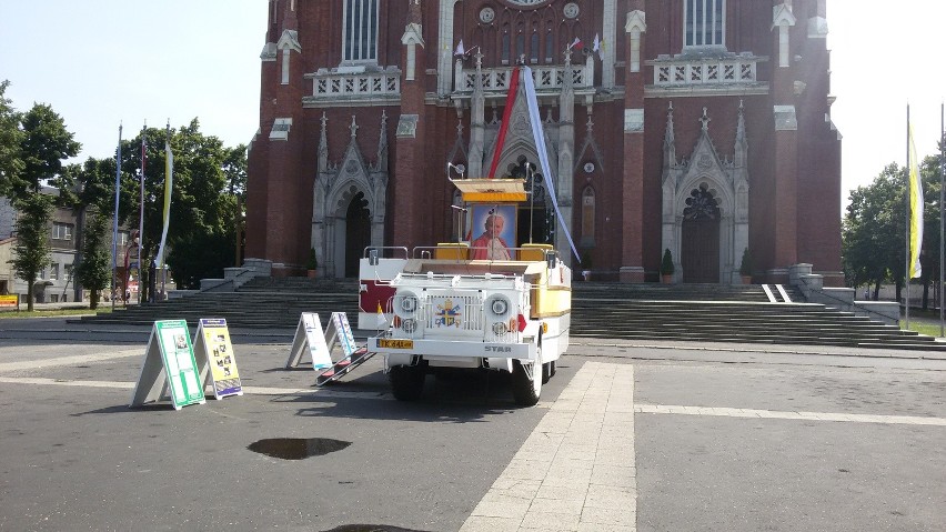 Papież w Częstochowie 28 lipca. Zabytkowy papamobile stoi przed katedrą [ZDJĘCIA]