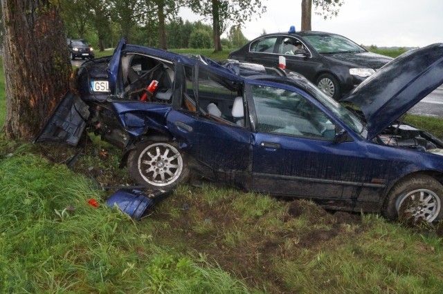 Do zdarzenia doszło dziś (czwartek 04.08) chwilę po godzinie 12. Kierowca nie dostosował prędkości do panujących warunków atmosferycznych. Do zdarzenia doszło koło Bydlina na trasie Słupsk - Ustka.