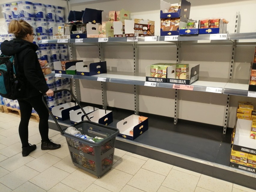 Tak wyglądają puste półki w poznańskich sklepach. Przejdź...