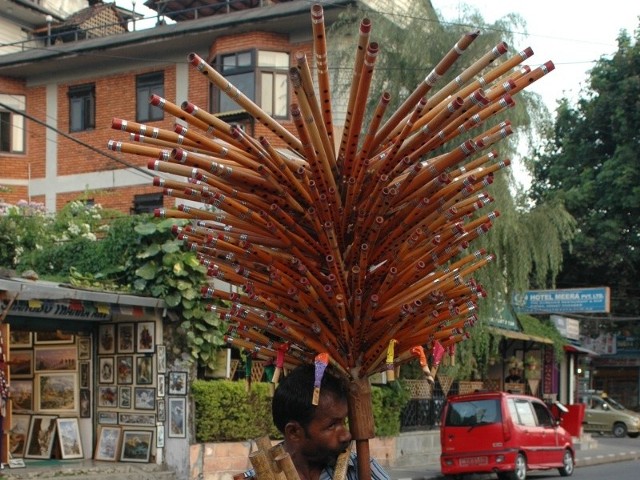 Dźwiękową pocztówką z Pokhary w Nepalu, miejscowości, z której wyruszają wyprawy na Annapurnę, może być odgłos fletu. Sprzedawcy tego instrumentu to stały element krajobrazu ulicy.