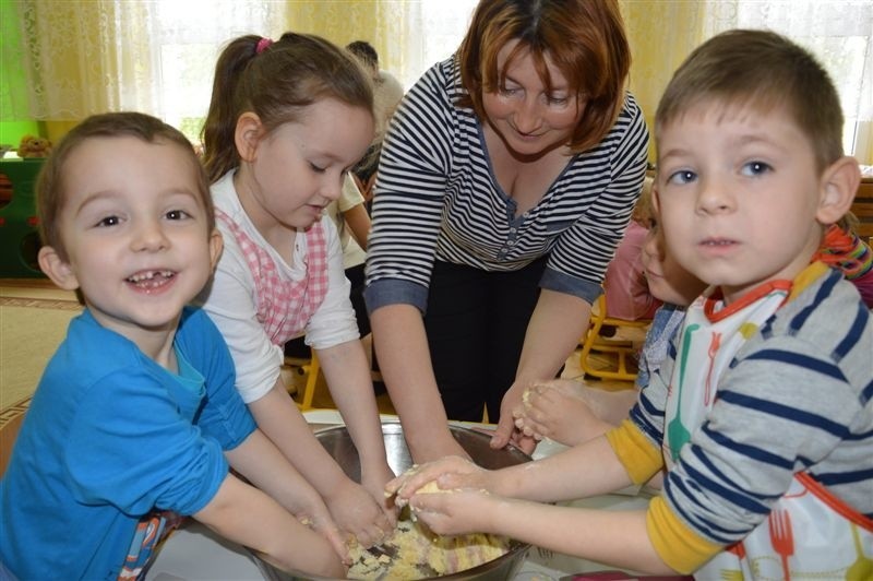 Wyszków. Wspólne gotowanie na Dzień Mamy (zdjęcia)