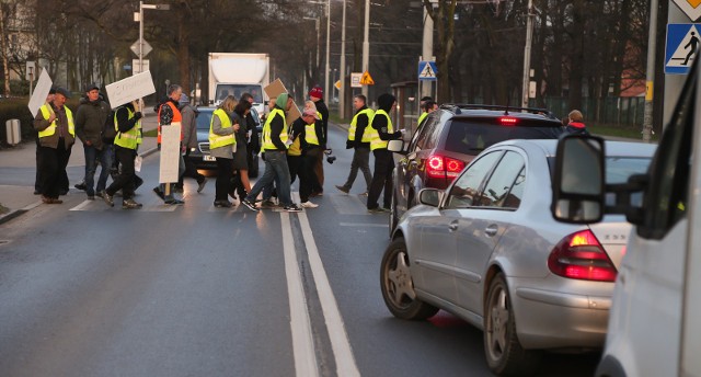 W godzinach piątkowego szczytu komunikacyjnego pracownicy inspekcji weterynaryjnej zablokują jedną z głównych ulic Wrocławia. Zdjęcie ilustracyjne
